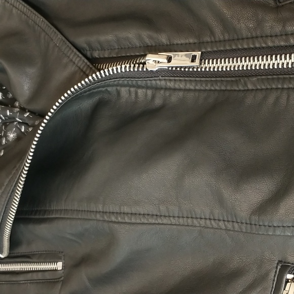 Black Rivet, Faux Black Leather Biker Jacket, Women's Size‎ Medium, Like New - Picture 4 of 12